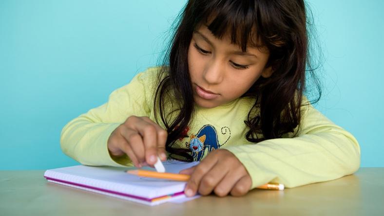 铅笔上面那块废柴橡皮为什么容易把纸擦破?